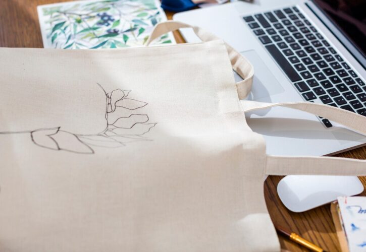 ¡Pedí tus bolsas de friselina con logo en Simba Bolsas!